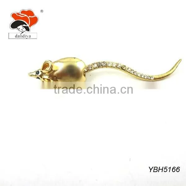 wholesale smart gold plating alloy rat brooch with long diamante tail