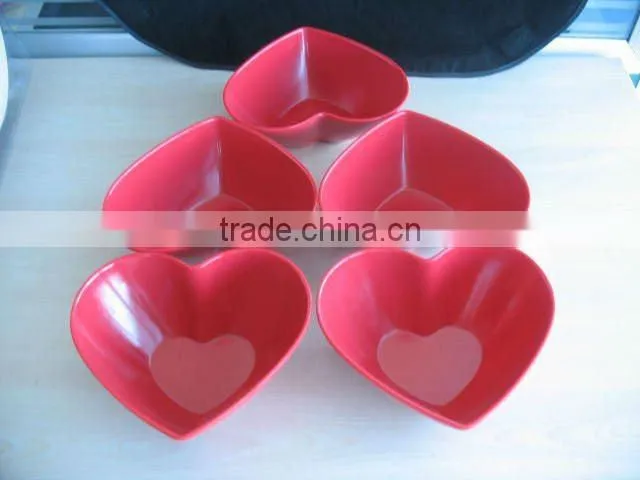 red color melamine heart bowl