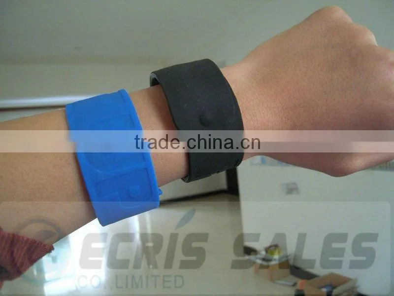 debossed silicone bracelet with metal