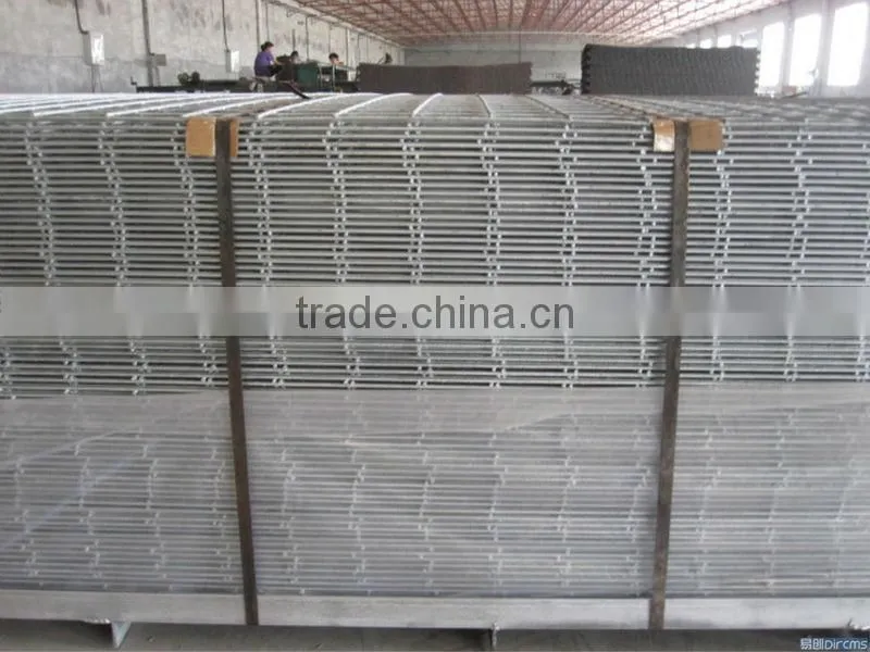 pvc coated green vinly airport bend welded wire mesh security fence for yard guard