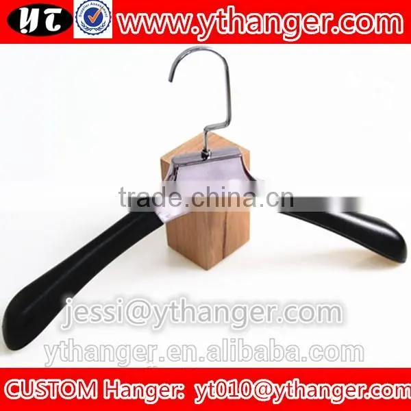 YY0481 wholesale cheap gold plastic clothes hanger with notched print logo plastic hanger