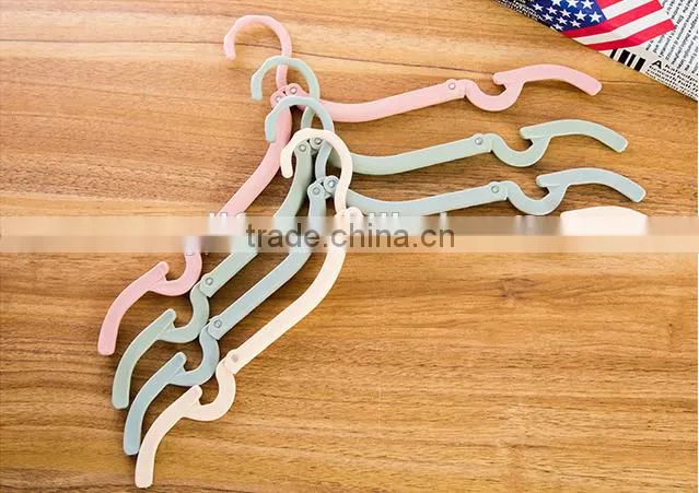 Hot selling plastic foldable travel home clothes hanger with anti-slip grooves