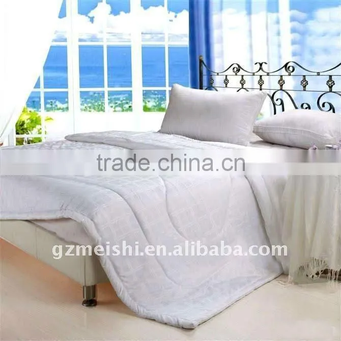 white quilt and pillow core