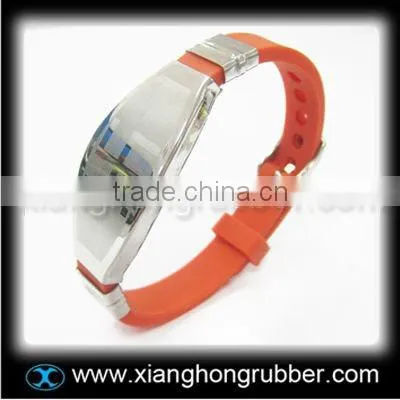 Latest design silicone bracelet with stainless steel accessoire