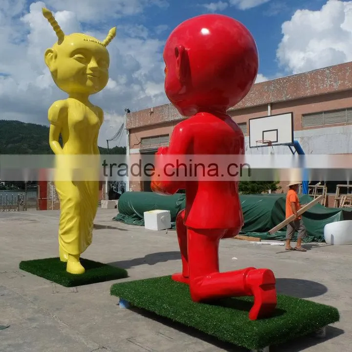 Outdoor giant lover statue