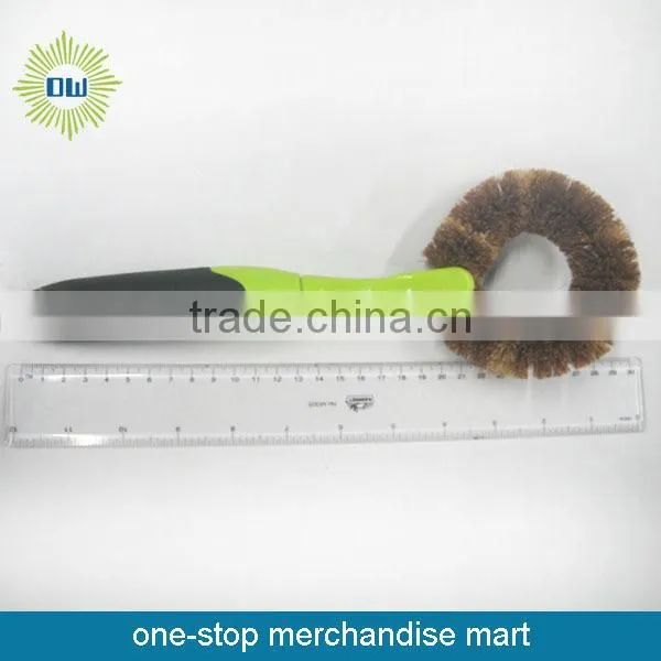 Plastic handle pot brush