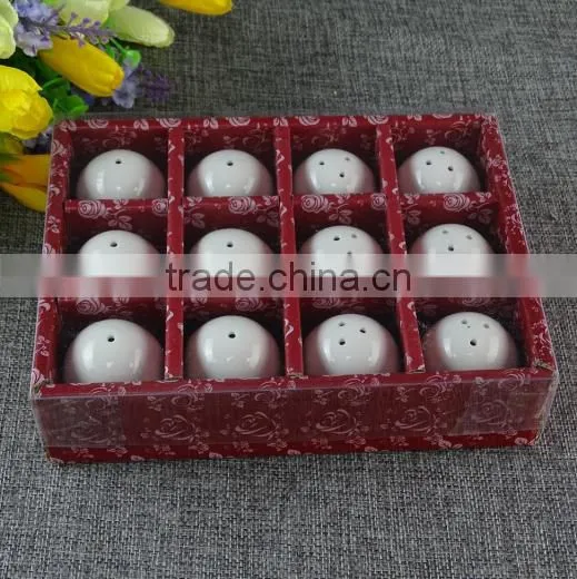 Cheap Wholesale white Ceramic kitchen unique ceramic salt and pepper shaker with color box