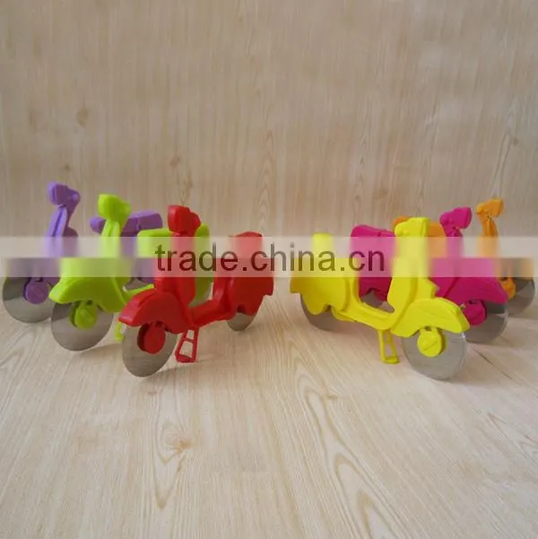 2014 plastic handle scooter pizza cutter