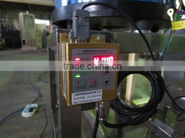 Automatic screwing lids machine for 15L cans