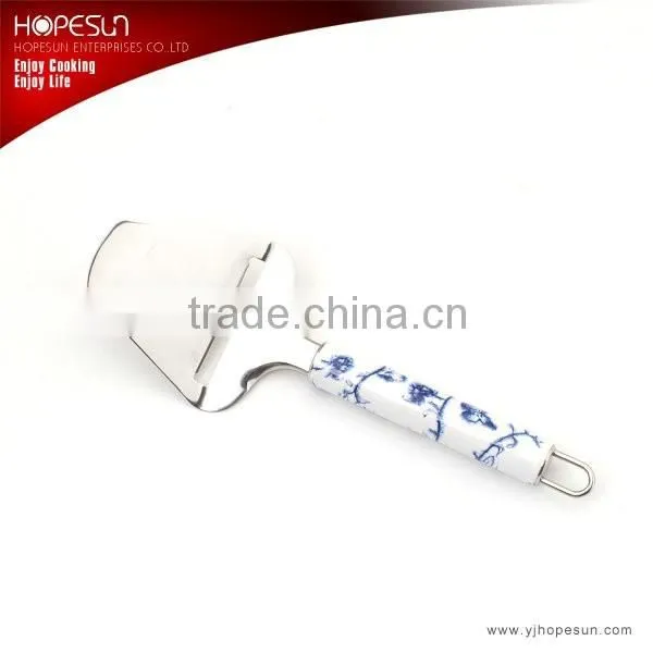 New design houseware accessories gadgets plastic cake shovel with metal handle