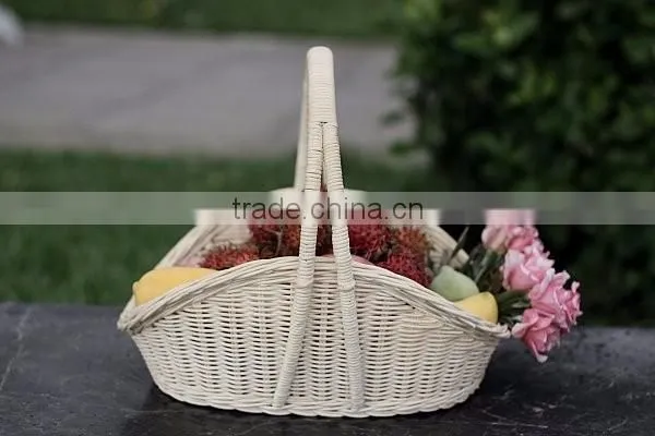 rattan storage fruit basket with long handle for picnic.