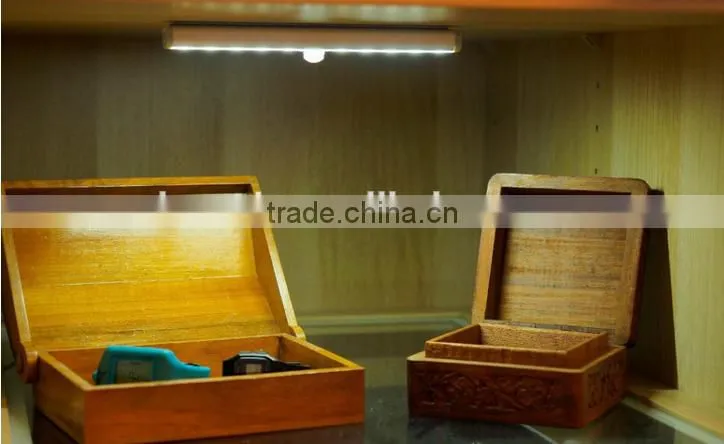 Cheap Battery Operated LED Wardrobe Light Sensor Light for Closet Hanging Rail with Transformer