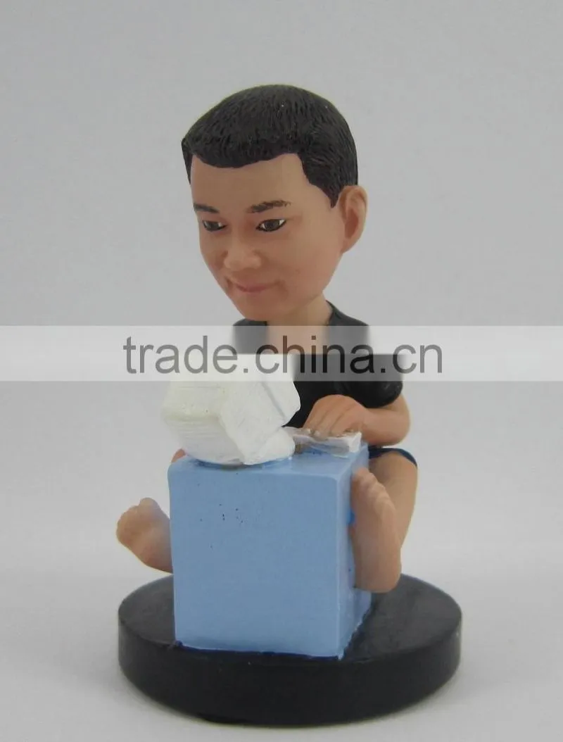custom polyresin decorative human play computer figurine