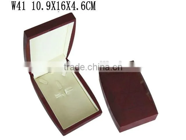 W39 Glossy Finish Wooden Jewelry Pendant Box
