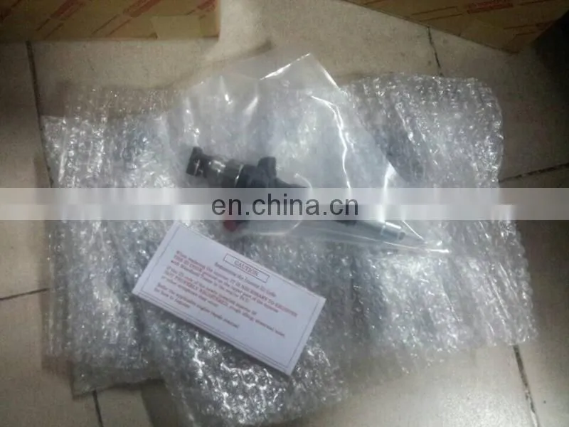 Common rail fuel injector 095000-0882