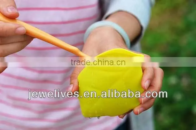 Dust proof travel toothbrush holder