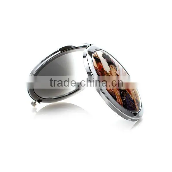 Traditional beauty compact cosmetic mirror
