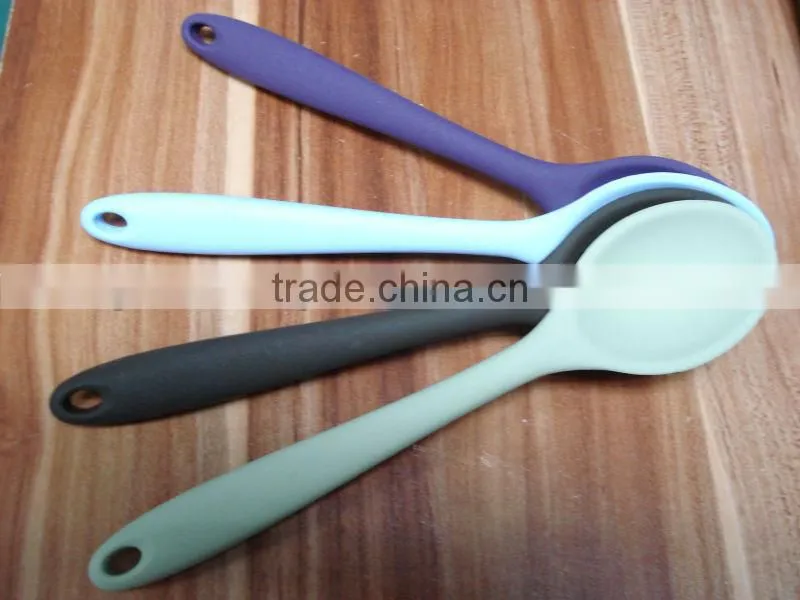 2014 wholesale soft and colored silicone spoon for babies
