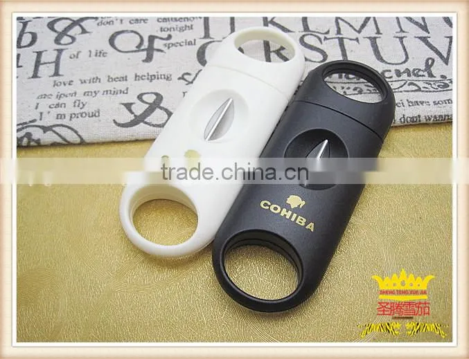 Plastic double blade cigar cutter with a 54 ring gauge