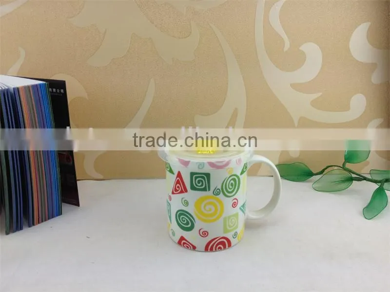 porcelain mug with plastic lid