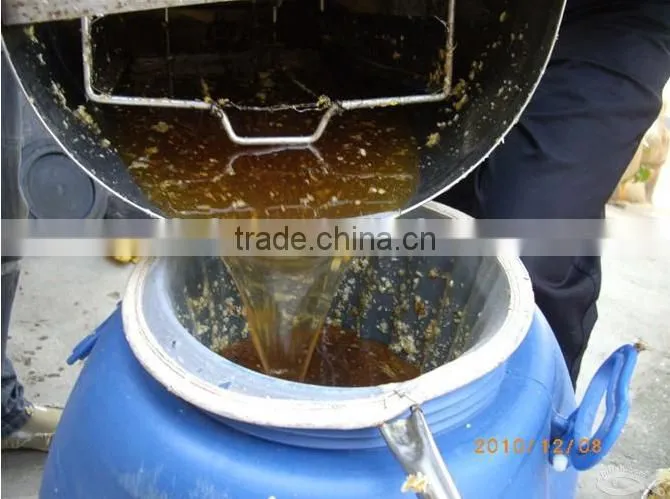 Automatic turn over honeycomb honey extracting machine
