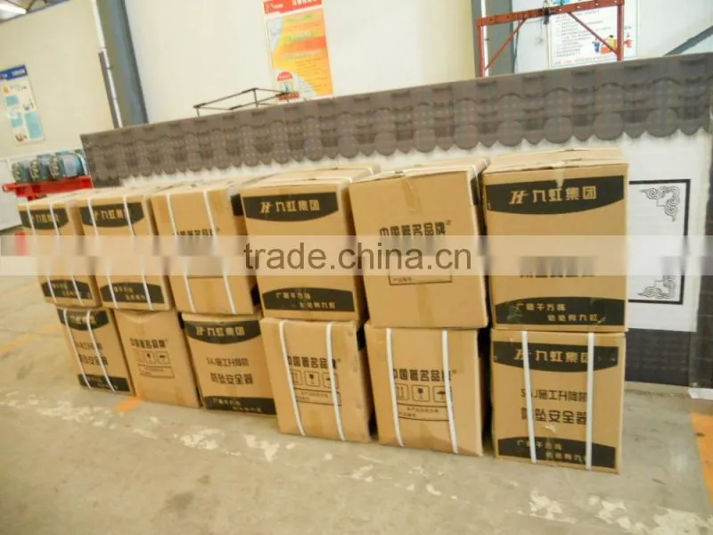 Anti-falling safety device for construction elevator