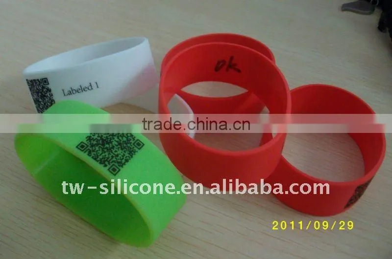 Silicone Engravable unique qr bracelet with tin box