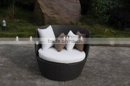 Rattan sunbed