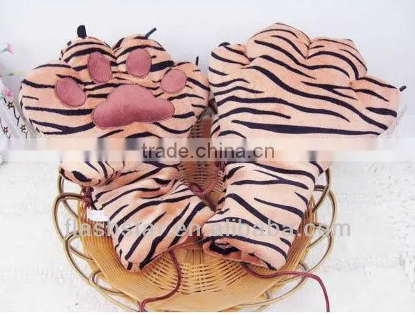 CREATIVE ANIMAL PAW PLUSH GLOVES