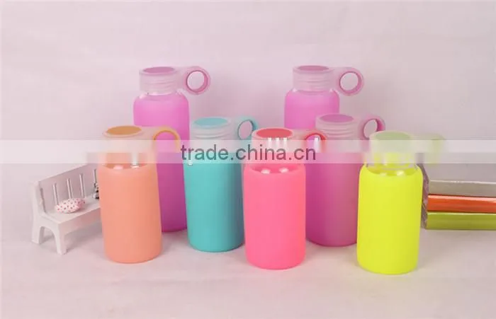 Factory low price of unbreakable silicate glass water bottle,anti heating slicone sleeve glass water bottle