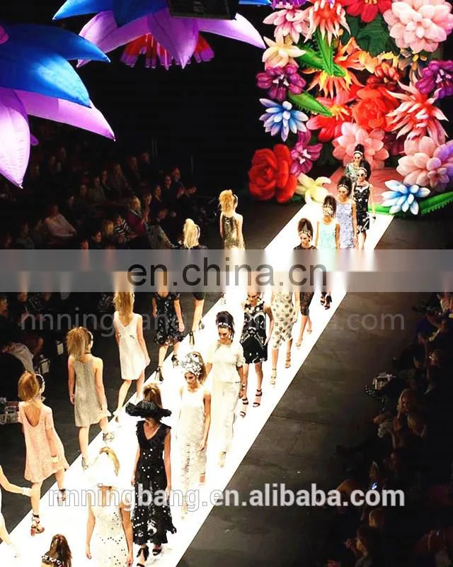 Beautiful large inflatable flower chain decoration for fashion show