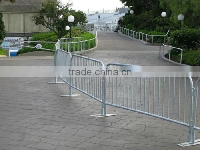 Crowd control barrier fence with bridge plate
