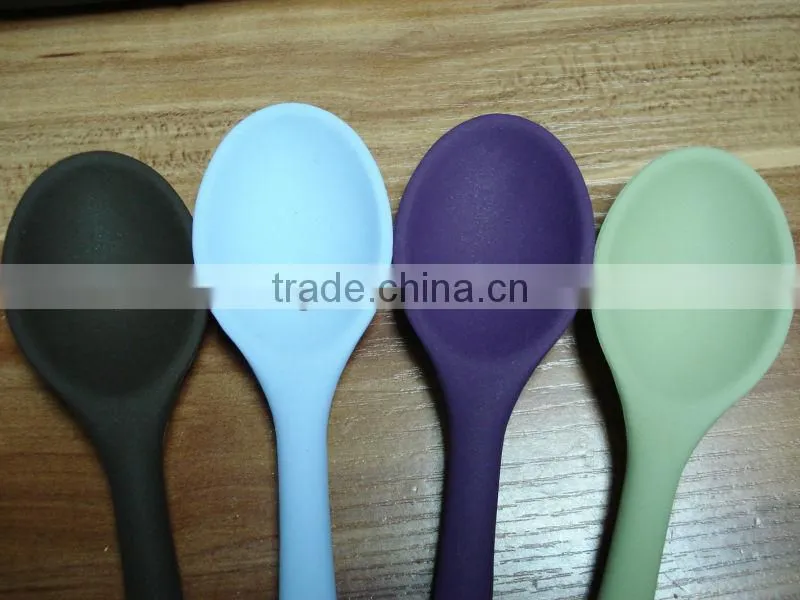 2014 wholesale soft and colored silicone spoon for babies