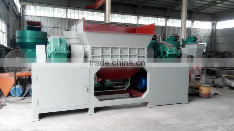 Plastic shredding machine with large capacity