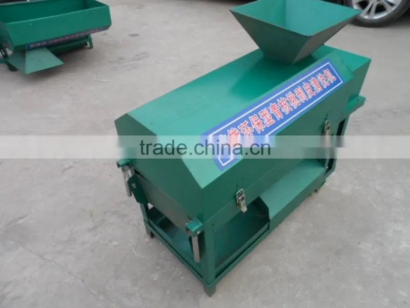 Green walnut peeling machine