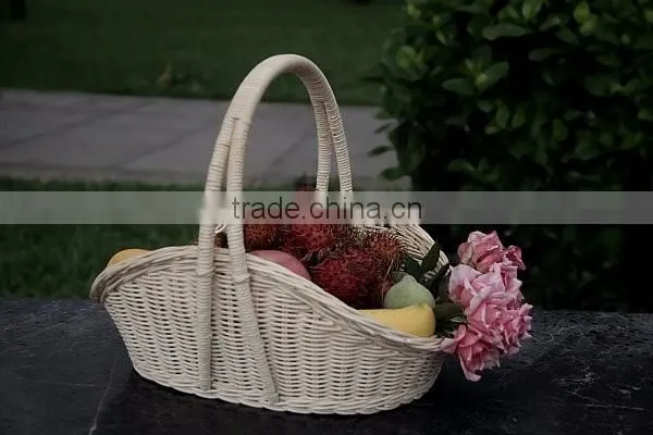 rattan storage fruit basket with long handle for picnic.