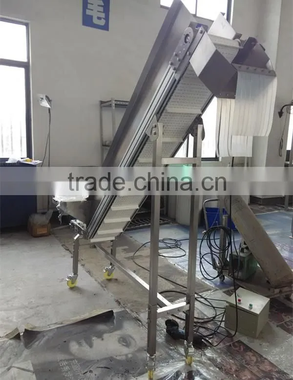 Incline belt conveyor with hopper and discharge chute