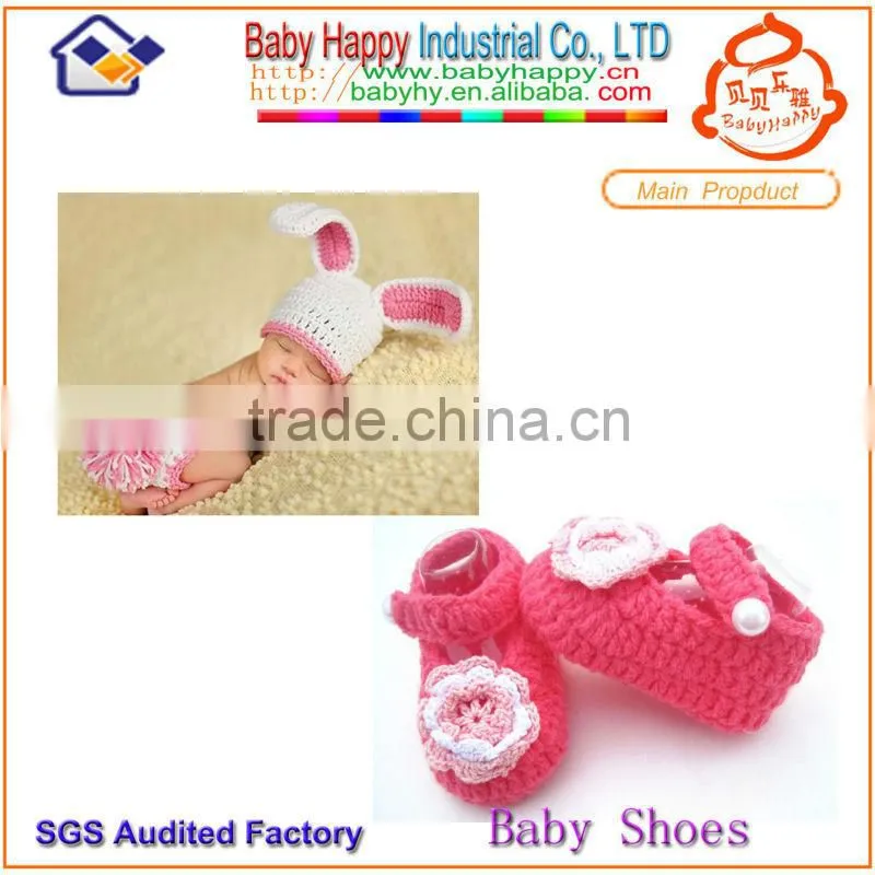 knit shoes upper and woolen hat