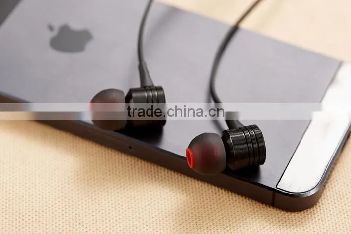 Wallytech W700 Universal headphone With Microphone and Valume control