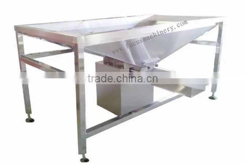Low consumption vibrating feeder system with stable and strong vibration
