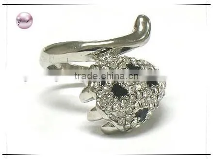 Crystal deco animal claw ring