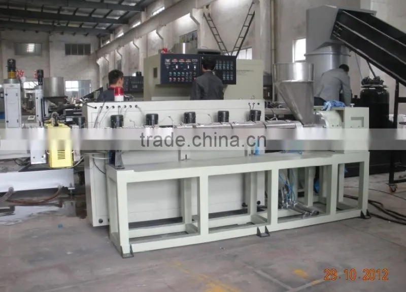 Extruder for plastic recycling