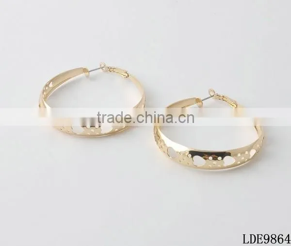Oval gold hoop earrings