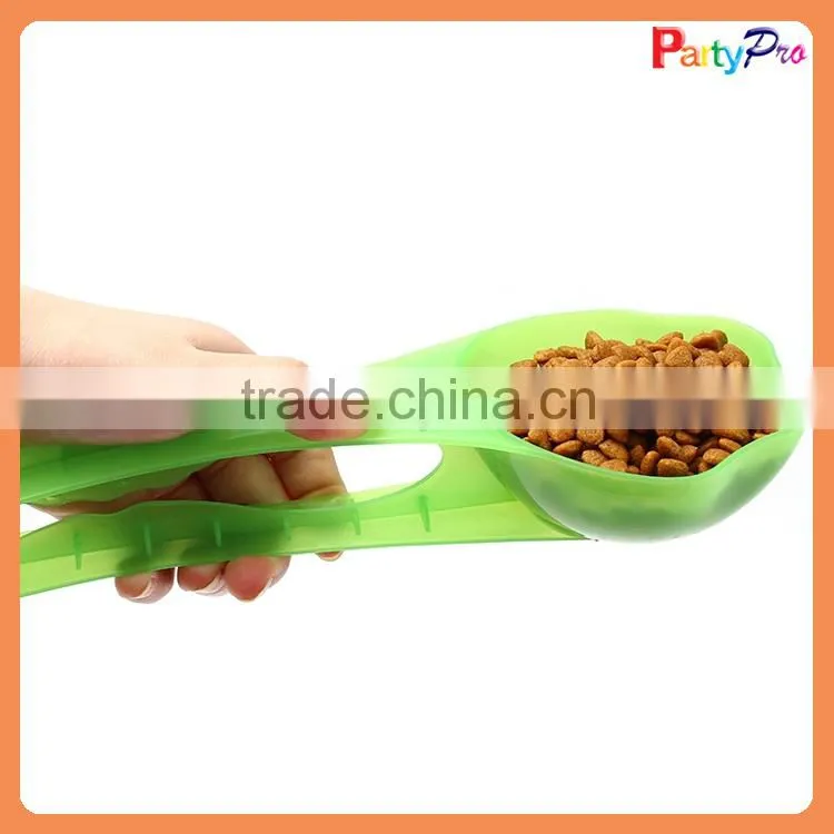 2015 wholesale china factory made plastic lovely colorful Pet feeder measuring spoon