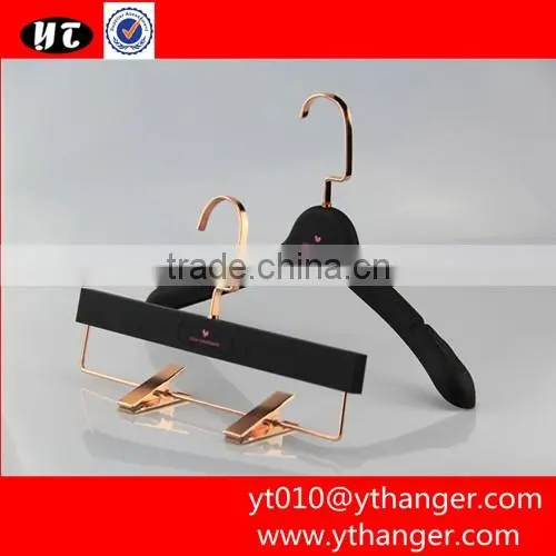 YY0397 black rubber coated plastic shirts hanger rubber paint clothes hanger with clips