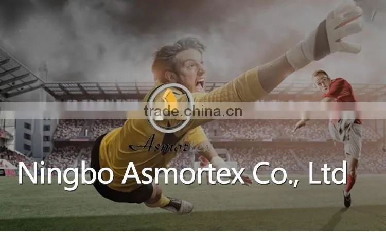 Soft elastic band for goalkeeper gloves
