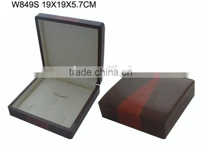 W851B High Glossy Velvet Lining Painted Wooden Jewelry Bracelet Box