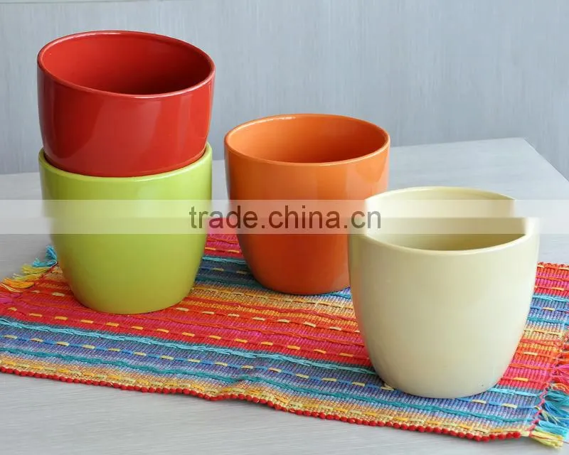 Ceramic plant pots with solid color
