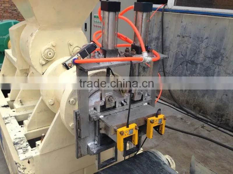 Environmental charcoal briquette extruder making machine with automatic cutter