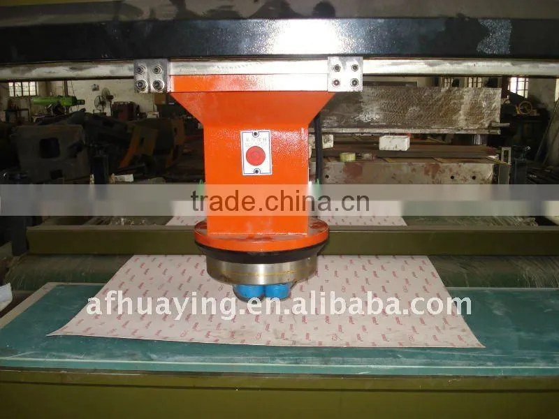 Semi-automatic travelling head rubber cutting machine